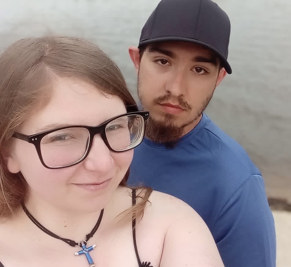 **SEO Title:** **Courtney Temple Fatal Car Accident on Highway 80 in Louisiana: One Dead, Arrest Made After Richland Parish Crash** --- The Winnsboro, Louisiana community is mourning the tragic loss of 28-year-old Courtney Temple, who died following a devastating crash at the intersection of U.S. Highway 80 and Weems Road in Richland Parish. The fatal collision has left family, friends, and residents grieving as authorities continue to investigate the circumstances surrounding the incident. According to the Louisiana State Police, Temple was a front-seat passenger in a 2007 Ford F-150 that was traveling south on Weems Road. Investigators reported that the vehicle approached the intersection with a green traffic signal and began making a left turn onto U.S. Highway 80 when the crash occurred. At the same time, a 2013 GMC Sierra traveling eastbound on Highway 80 allegedly entered the intersection after failing to stop at a red light. The vehicle struck the passenger side of the Ford F-150, resulting in a severe impact that caused catastrophic damage. Courtney Temple, who was properly restrained at the time of the collision, suffered fatal injuries and was pronounced dead at the scene despite emergency responders’ efforts. Her sudden passing has left her loved ones devastated and searching for comfort in the wake of an unimaginable loss. The driver of the Ford F-150 also sustained life-threatening injuries and was transported to a nearby hospital for urgent medical care. The driver of the GMC Sierra, identified as 38-year-old Allen Stewart of Baskin, sustained minor injuries and was also taken to a hospital for evaluation. Following an investigation, Louisiana State Police determined that impairment was a contributing factor in the crash. After receiving medical treatment, Stewart was arrested and booked into the Richland Parish Detention Center on multiple charges, including vehicular homicide, first-degree vehicular negligent injuring, operating a vehicle while impaired, disregarding a traffic control signal, and additional traffic-related offenses. Officials confirmed that toxicology samples were collected as part of the ongoing investigation, and further results are pending. Authorities continue to review evidence, including witness statements and crash reconstruction data, to fully understand the sequence of events that led to the fatal collision. As news of Courtney Temple’s death spreads, the Winnsboro community has come together to express condolences and support for her grieving family. Friends and loved ones are remembering her life, sharing memories, and honoring the impact she had on those around her. The tragedy has also renewed conversations about road safety and the dangers of impaired driving, particularly at busy intersections where high-speed traffic and signal violations can have deadly consequences. Courtney Temple will be remembered for her life, her relationships, and the love she shared with those closest to her. Her passing leaves a deep void in the lives of many, and the community continues to mourn this heartbreaking loss while supporting her family during this difficult time.